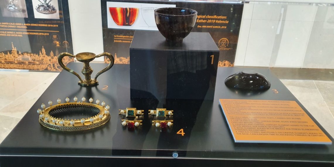 El aeropuerto de Valencia acoge la exposición internacional del Santo Cáliz de Valencia