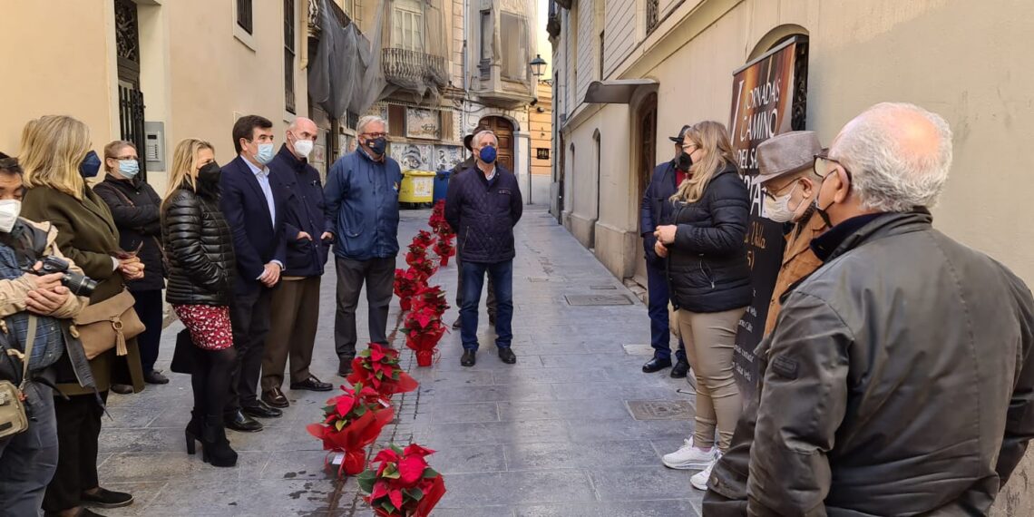 Comienzan las I Jornadas Camino del Santo Grial en Ciutat Vella (1+1=5) con un happening floral