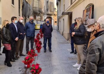Comienzan las I Jornadas Camino del Santo Grial en Ciutat Vella (1+1=5) con un happening floral