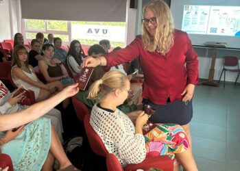 Intercambio cultural en Valencia alumnos de USA descubren El Camino del Santo Grial en Europa