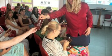 Intercambio cultural en Valencia alumnos de USA descubren El Camino del Santo Grial en Europa