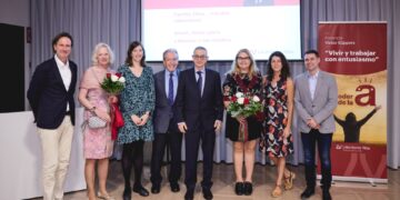 La Dra. Ana Mafé recibe un reconocimiento por demostrar científicamente la autenticidad del «Santo Grial»